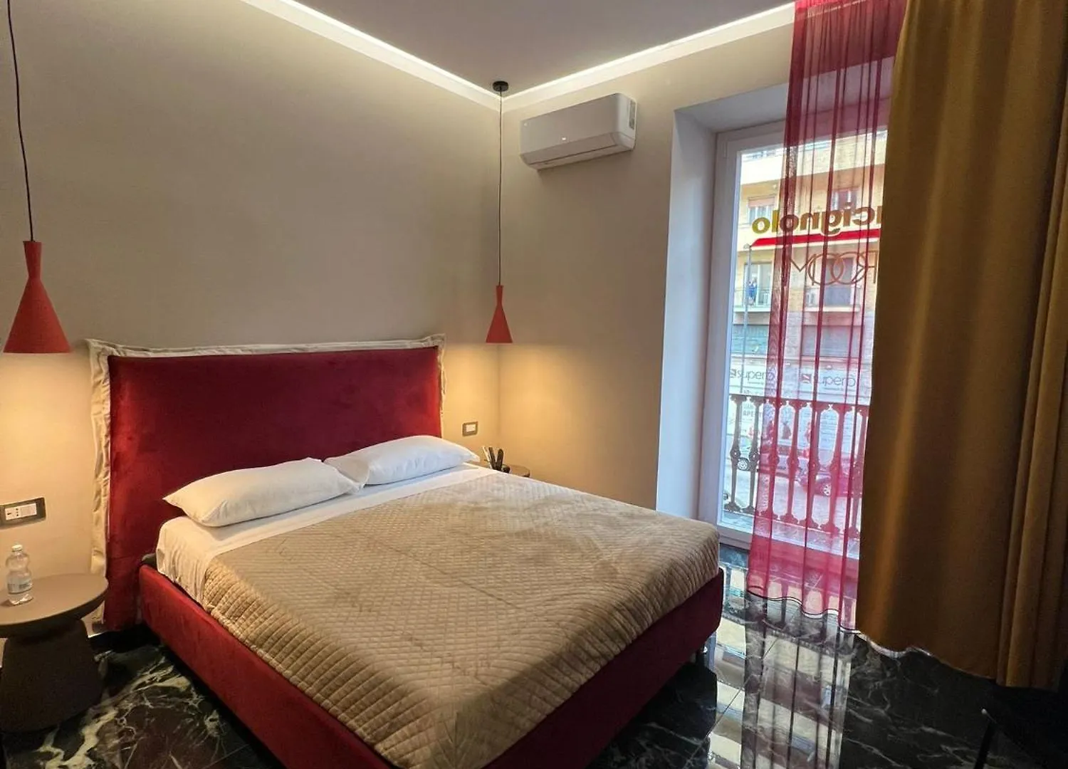 Lucignoloroom Stazione Centrale Napoli Italien